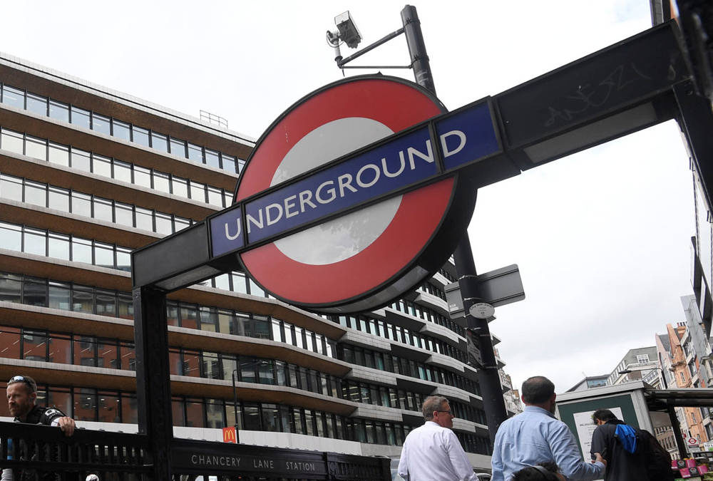 Partidarios del BDS publican anuncios falsos anti-Israel en el metro de Londres