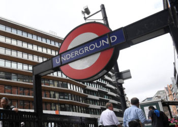 Partidarios del BDS publican anuncios falsos anti-Israel en el metro de Londres