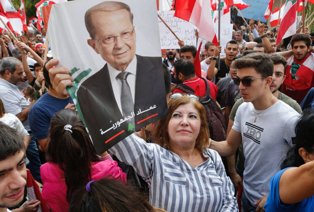 Los partidarios del presidente libanés Michel Aoun llevan su foto cerca del palacio presidencial en Baabda, antes de su discurso en la nación. (Crédito de la foto: REUTERS / MOHAMED AZAKIR)