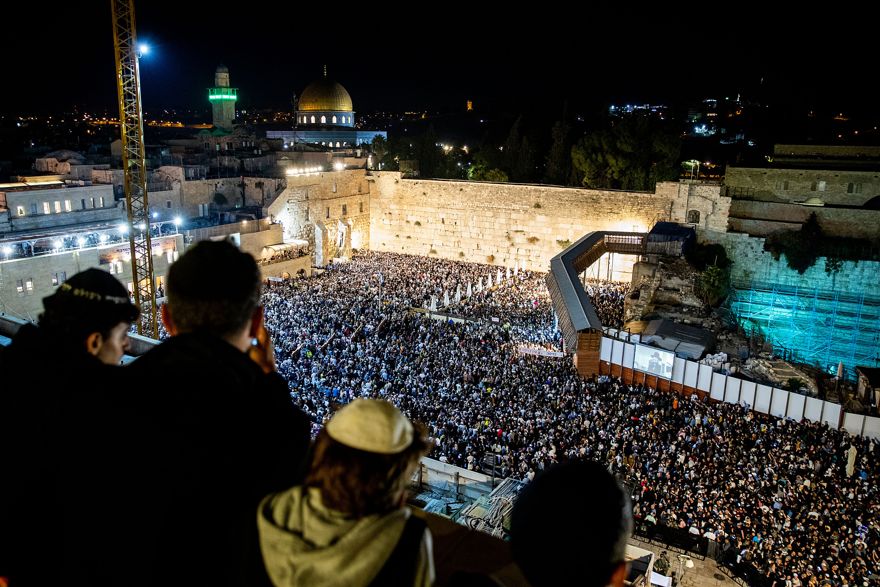 Miles de personas asisten a la oración de perdón (Selichot), en el Muro de los Lamentos en la Ciudad Vieja de Jerusalén a principios del 8 de octubre de 2019, antes del próximo Día Judío de Expiación, Yom Kippur. (Yonatan Sindel / Flash90)