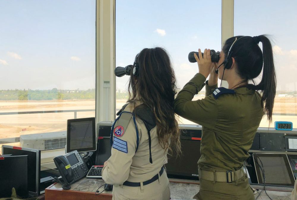 SEC.-LT. Yuval Yanovsky y el sargento. Gil Katzir en turno en la Base de la Fuerza Aérea Hatzor. (Crédito de la foto: ANNA AHRONHEIM)