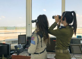SEC.-LT. Yuval Yanovsky y el sargento. Gil Katzir en turno en la Base de la Fuerza Aérea Hatzor. (Crédito de la foto: ANNA AHRONHEIM)