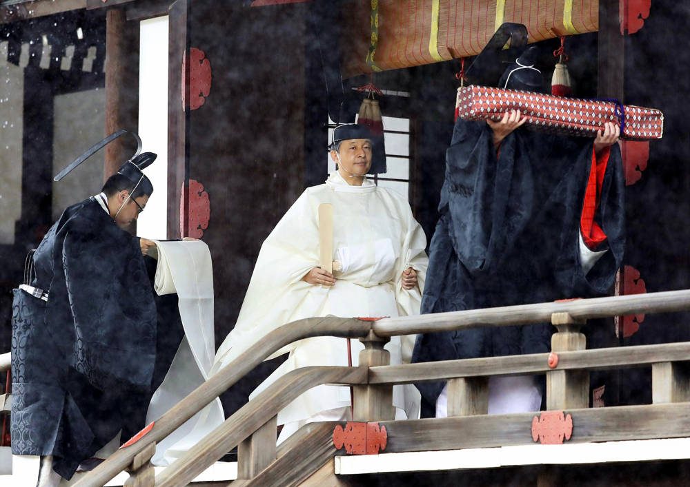 El emperador japonés Naruhito, con una túnica blanca, se va después de rezar en "Kashikodokoro", uno de los tres santuarios en el Palacio Imperial, en Tokio, el 22 de octubre de 2019. (Kyodo News vía AP)