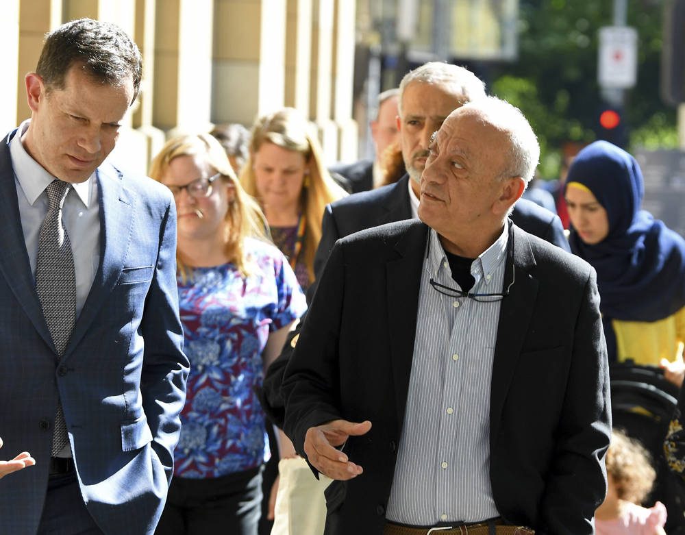 Saeed Maasarwe, a la derecha, el padre de la estudiante de intercambio asesinada, Aya Maasarwe, llega a la Corte Suprema de Victoria en Melbourne, Australia, el 29 de octubre de 2019 (James Ross / Imagen de AAP vía AP)