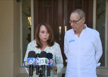 Captura de pantalla del video de Shirley Sotloff, a la izquierda, junto a su esposo Arthur, en una declaración sobre la muerte de Abu Bakr al-Baghdadi, líder del grupo del Estado Islámico que ejecutó a su hijo, el periodista Steven Sotloff. La declaración fue dada el 27 de octubre de 2019.