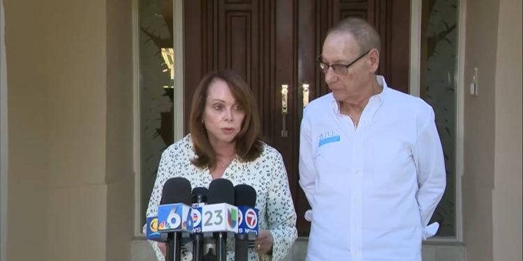 Captura de pantalla del video de Shirley Sotloff, a la izquierda, junto a su esposo Arthur, en una declaración sobre la muerte de Abu Bakr al-Baghdadi, líder del grupo del Estado Islámico que ejecutó a su hijo, el periodista Steven Sotloff. La declaración fue dada el 27 de octubre de 2019.