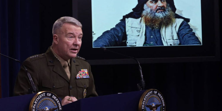 El general de la Infantería de Marina de los EE. UU., Kenneth "Frank" McKenzie, comandante del Comando Central de los EE. UU., Habla mientras se ve una imagen de Abu Bakr al-Baghdadi durante una conferencia de prensa el 30 de octubre de 2019 en el Pentágono en Arlington, Virginia. (Alex Wong / Getty Images / AFP)