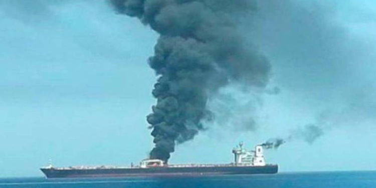 El petrolero iraní Sabiti es visto viajando por el Mar Rojo, viernes 11 de octubre | Foto: AP