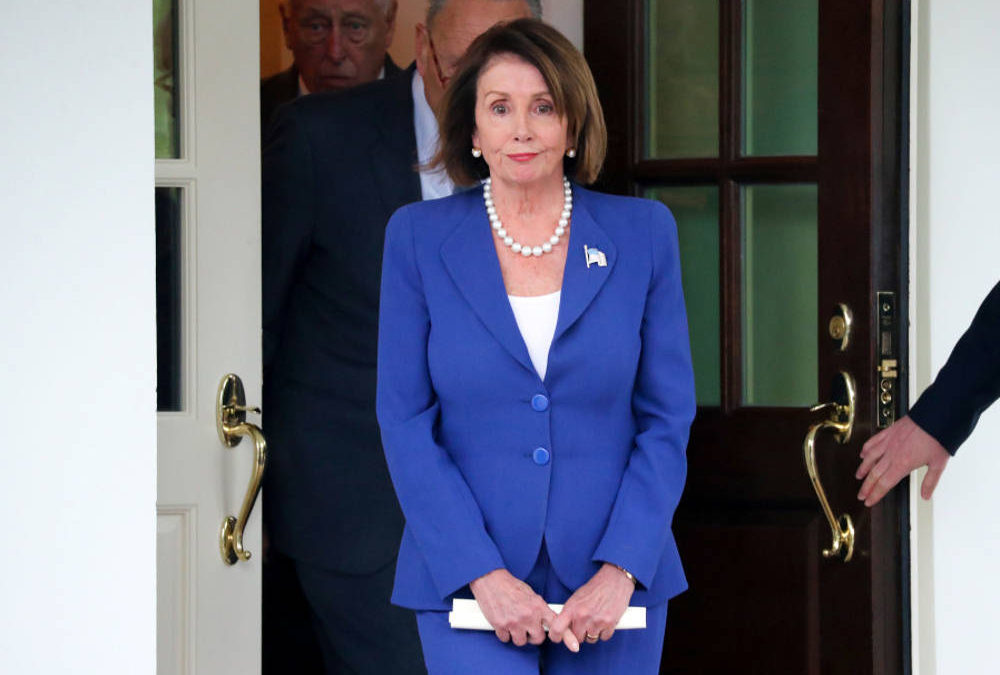 La presidenta de la Cámara de Representantes de los Estados Unidos, Nancy Pelosi (D-CA), sale con el líder de la minoría del Senado Chuck Schumer (D-NY) y el líder de la mayoría de la Cámara de Representantes, Steny Hoyer (D-MD), para hablar con los periodistas después de reunirse con el presidente Trump en la Casa Blanca en Washington, Estados Unidos, 16 de octubre de 2019. (Crédito de la foto: REUTERS / JONATHAN ERNST)