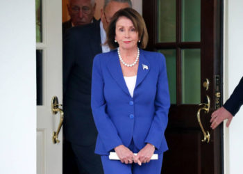 La presidenta de la Cámara de Representantes de los Estados Unidos, Nancy Pelosi (D-CA), sale con el líder de la minoría del Senado Chuck Schumer (D-NY) y el líder de la mayoría de la Cámara de Representantes, Steny Hoyer (D-MD), para hablar con los periodistas después de reunirse con el presidente Trump en la Casa Blanca en Washington, Estados Unidos, 16 de octubre de 2019. (Crédito de la foto: REUTERS / JONATHAN ERNST)