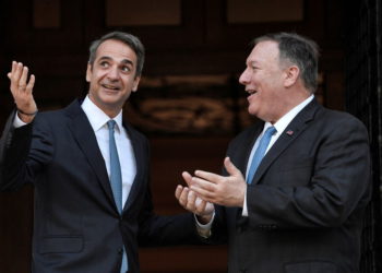 El Secretario de Estado de los Estados Unidos, Mike Pompeo, es recibido por el Primer Ministro griego Kyriakos Mitsotakis en la Mansión Maximos en Atenas, Grecia, el 5 de octubre de 2019. (Crédito de la foto: LOUISA GOULIAMAKI / POOL VIA REUTERS)