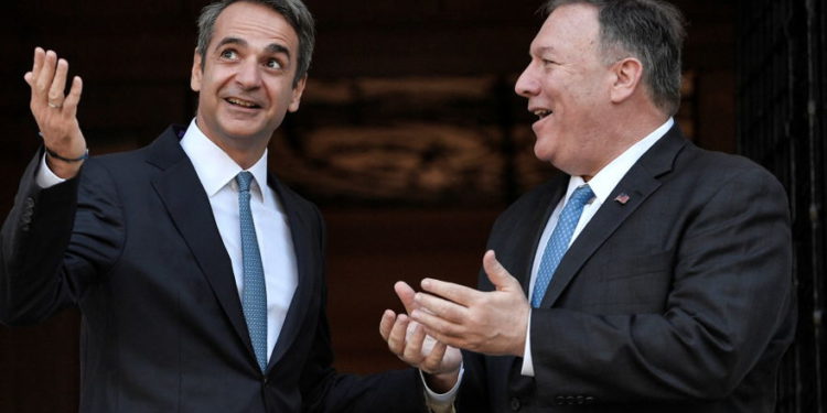 El Secretario de Estado de los Estados Unidos, Mike Pompeo, es recibido por el Primer Ministro griego Kyriakos Mitsotakis en la Mansión Maximos en Atenas, Grecia, el 5 de octubre de 2019. (Crédito de la foto: LOUISA GOULIAMAKI / POOL VIA REUTERS)