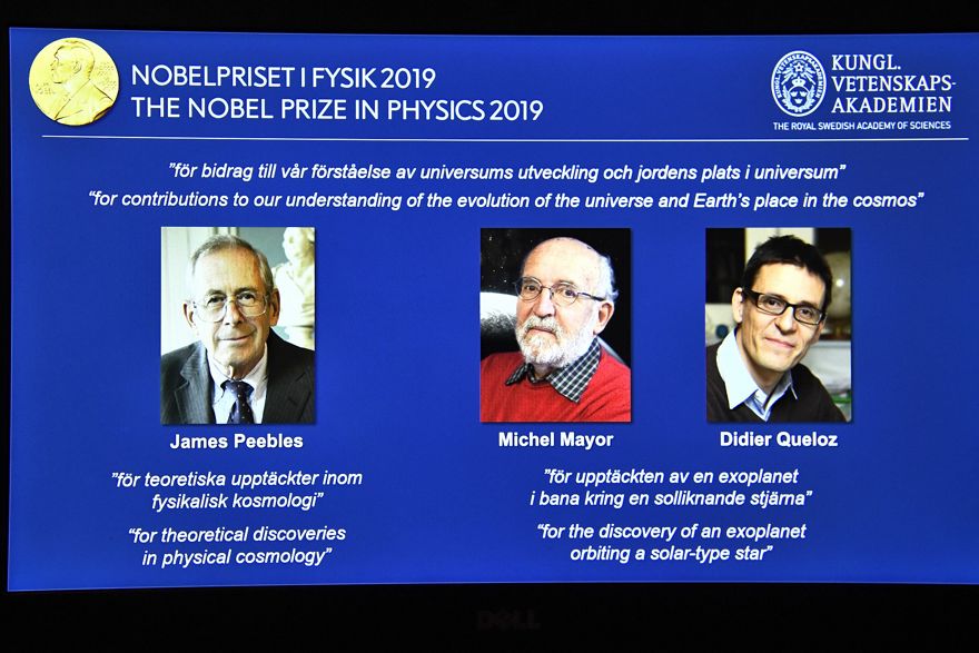 Una pantalla muestra los retratos de los galardonados con el Premio Nobel de Física 2019, de izquierda a derecha, James Peebles, Michel Mayor y Didier Queloz, durante una conferencia de prensa en la Real Academia de Ciencias de Suecia en Estocolmo, Suecia, el martes de octubre. 8 de 2019. (Claudio Bresciani / TT a través de AP)