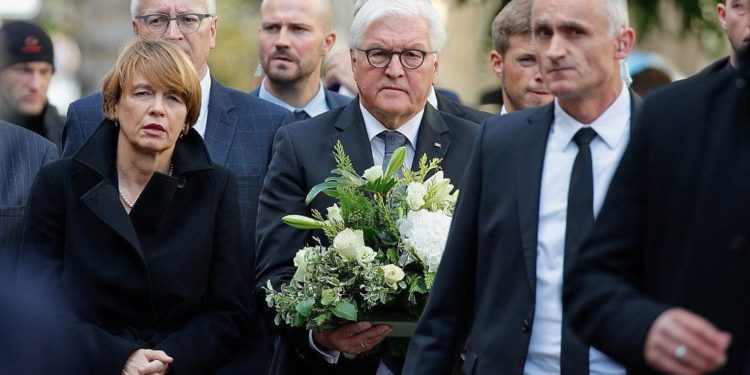 (LR) La esposa del presidente alemán, Elke Buedenbender, y el presidente alemán, Frank-Walter Steinmeier, llegan a la sinagoga en Halle, Alemania oriental, el 10 de octubre de 2019, un día después del ataque donde dos personas fueron asesinadas (AXEL SCHMIDT / AFP)