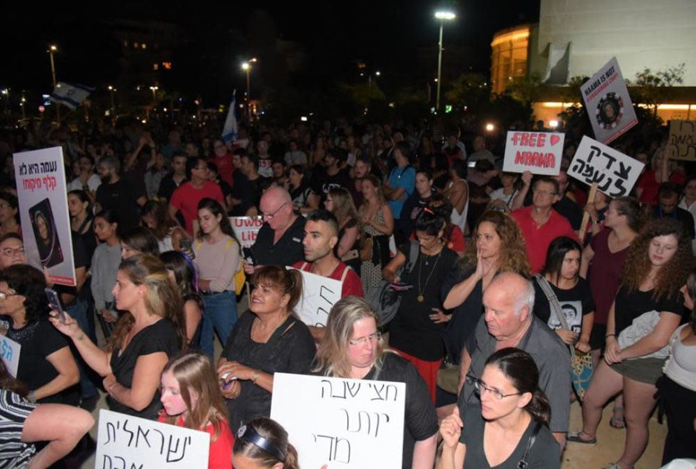 Miles protestan en la plaza Habima, Tel Aviv, contra el arresto de Naama Isacar en Rusia. . (Crédito de la foto: AVSHALOM SASSONI)