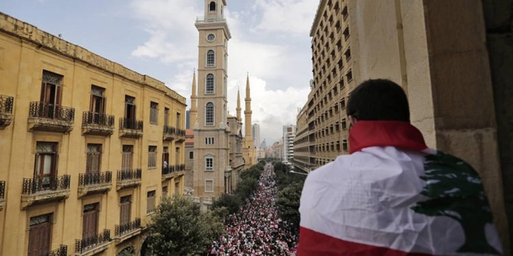 Manifestantes antigubernamentales gritan consignas en Beirut la semana pasada | Foto: AP / Hassan Ammar