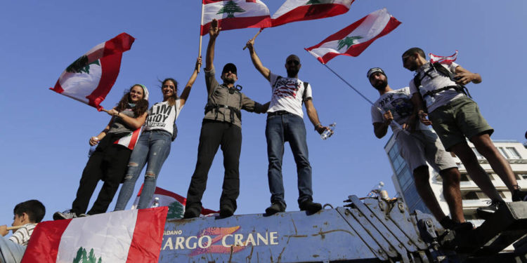 Manifestantes antigubernamentales gritan consignas contra el gobierno libanés durante una protesta en Beirut, el lunes | Foto: AP / Hassan Ammar