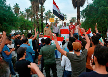 Manifestantes se reúnen en la plaza Tahrir en Bagdad, Iraq, 24 de octubre de 2019. (Foto AP / Khalid Mohammed)