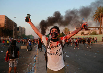 Los manifestantes antigubernamentales incendiaron y bloquearon una calle durante una manifestación en Bagdad, Iraq, 3 de octubre de 2019. (Foto AP / Hadi Mizban)