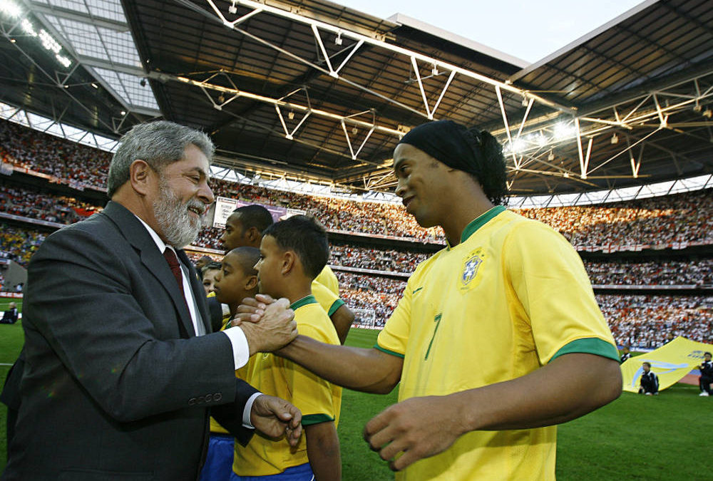 La leyenda del fútbol brasileño Ronaldinho y el ex presidente de Brasil, Luiz Inácio Lula da Silva. (crédito de la foto: WIKIPEDIA)