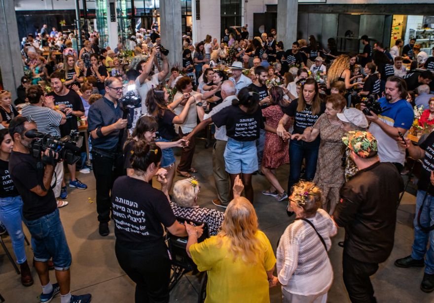 Bailando juntos en el evento de Rosh Hashaná organizado por la Asociación de Ayuda Inmediata para Sobrevivientes del Holocausto