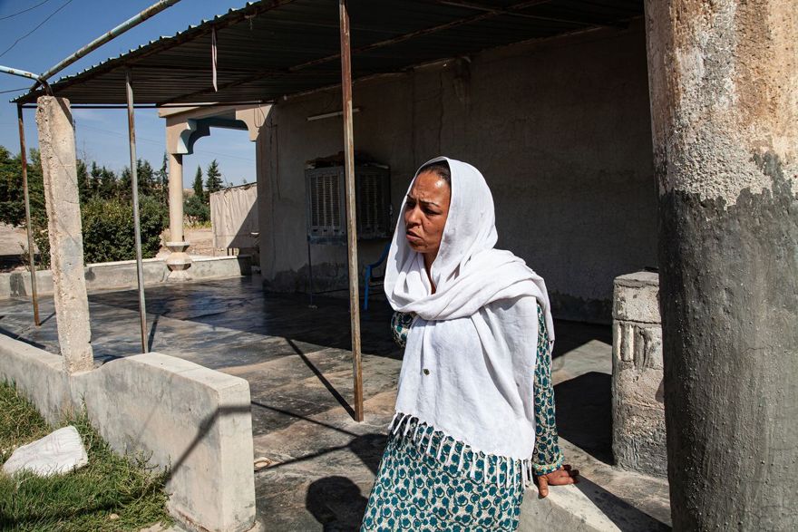 'Estas son nuestras tierras; no son turcos ", dijo Ibtisam al-Subhi, quien vive cerca de la base en Tel Arqam que las fuerzas estadounidenses abandonaron el lunes. FOTO: THE WALL STREET JOURNAL