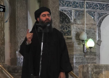 Esta captura de imagen de archivo tomada el 5 de julio de 2014 de un video de propaganda publicado por al-Furqan Media supuestamente muestra al líder del grupo yihadista del Estado Islámico, Abu Bakr al-Baghdadi, dirigiéndose a los fieles musulmanes en una mezquita en la norteña ciudad iraquí de Mosul , celebrada en ese momento por IS. (AFP)