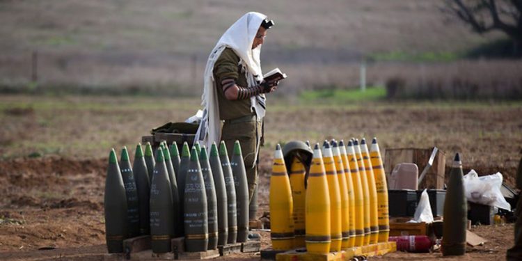 Soldado religioso israelí rezando (Foto: Getty Images)