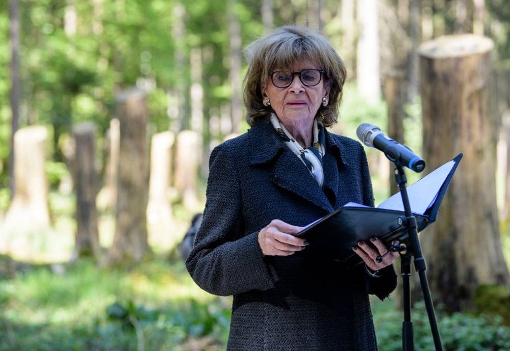 Charlotte Knobloch, presidenta de la Comunidad Judía de Munich, pronuncia un discurso durante una ceremonia para inaugurar un sitio conmemorativo en el antiguo campo de concentración de Muehldorfer Hart, el 27 de abril de 2018. (AFP Photo / dpa / Matthias Balk)