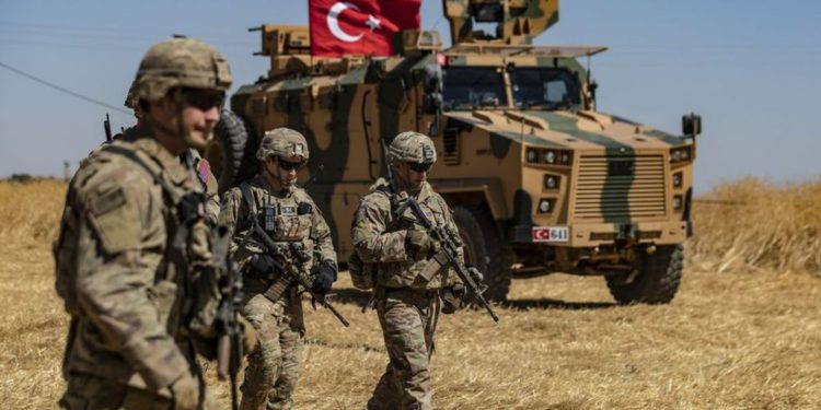 Turquía aumenta su fuerza militar en Siria para desafiar al ejército de Assad