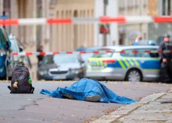 Un cuerpo yace en una carretera en Halle, Alemania, el 9 de octubre de 2019 después de un tiroteo. (Sebastian Willnow / dpa a través de AP)