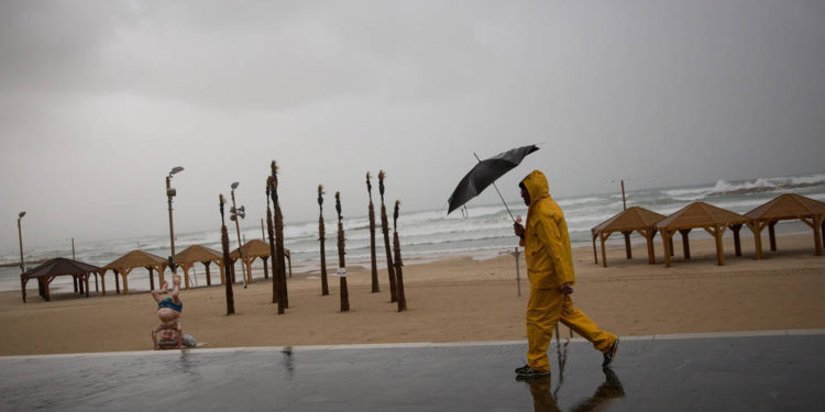 La playa de Tel Aviv en un tormentoso día de invierno en Tel Aviv, 5 de enero de 2018. (Miriam Alster / Flash90)