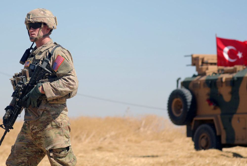 Un soldado estadounidense camina cerca de un vehículo militar turco durante una patrulla conjunta entre Estados Unidos y Turquía, cerca de Tel Abyad, Siria. (Crédito de la foto: REUTERS / RODI SAID)