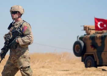 Un soldado estadounidense camina cerca de un vehículo militar turco durante una patrulla conjunta entre Estados Unidos y Turquía, cerca de Tel Abyad, Siria. (Crédito de la foto: REUTERS / RODI SAID)