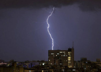 Ilustrativo: se ve un rayo sobre la ciudad costera de Netanya el 4 de enero de 2018, cuando la peor tormenta del invierno azota a Israel. (Foto de AFP / Jack Guez)