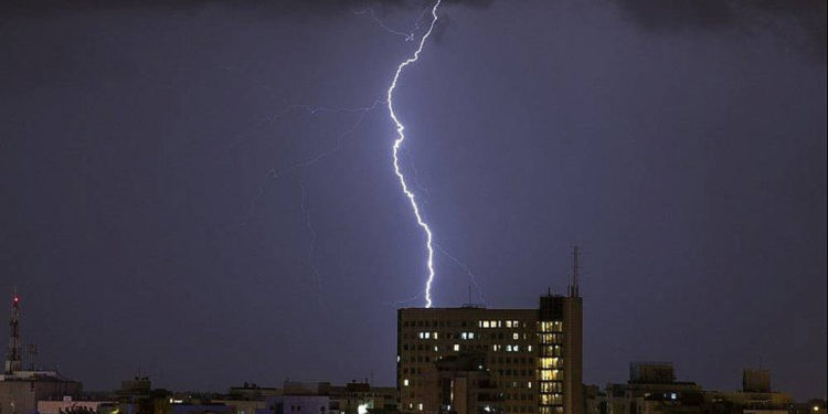 Ilustrativo: se ve un rayo sobre la ciudad costera de Netanya el 4 de enero de 2018, cuando la peor tormenta del invierno azota a Israel. (Foto de AFP / Jack Guez)