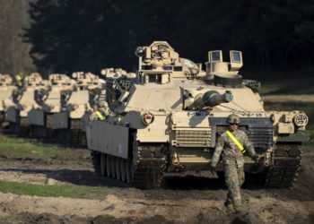 lustrativo: un miembro del 1er Batallón Blindado del 9º Regimiento del Ejército de EE. UU., 1ra División de Fort Hood en Texas, camina cerca de los tanques de batalla Abrams después de llegar a la estación de trenes de Pabrade, a unos 50 km (31 millas) al norte de la capital, Vilnius, Lituania, Lunes 21 de octubre de 2019 (AP Photo / Mindaugas Kulbis)