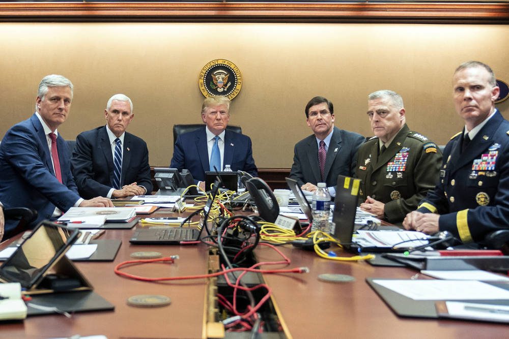 En esta foto proporcionada por la Casa Blanca, el presidente de los Estados Unidos, Donald Trump, se une desde la izquierda, el asesor de seguridad nacional Robert O'Brien, el vicepresidente Mike Pence, el secretario de Defensa, Mark Esper, el presidente del Estado Mayor Conjunto, el general Mark Milley y Brig. General Marcus Evans, Director Adjunto de Operaciones Especiales en el Estado Mayor Conjunto, 26 de octubre de 2019, en la Sala de Situación de la Casa Blanca en Washington. (Shealah Craighead / La Casa Blanca a través de AP)