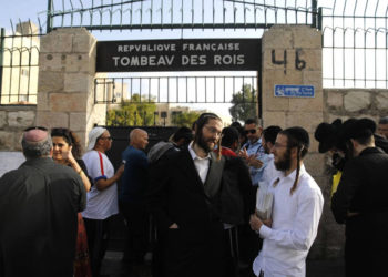 Los judíos ultraortodoxos esperan entre otros visitantes para ingresar a las Tumbas de los Reyes, una joya arqueológica de 2.000 años de antigüedad en el corazón de Jerusalén, propiedad de Francia, ya que reabre al público por segunda vez en seis meses, el 24 de octubre. , 2019. (MENAHEM KAHANA / AFP)
