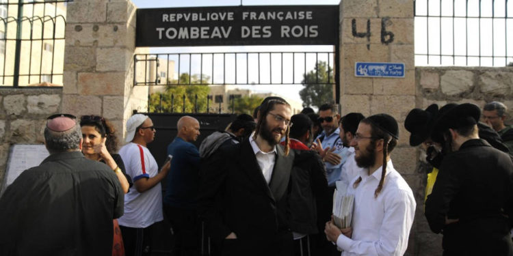 Los judíos ultraortodoxos esperan entre otros visitantes para ingresar a las Tumbas de los Reyes, una joya arqueológica de 2.000 años de antigüedad en el corazón de Jerusalén, propiedad de Francia, ya que reabre al público por segunda vez en seis meses, el 24 de octubre. , 2019. (MENAHEM KAHANA / AFP)