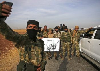 Combatientes sirios pro-turcos se reúnen cerca de la aldea turca de Akinci a lo largo de la frontera con Siria el 11 de octubre de 2019. (Bakr ALKASEM / AFP)