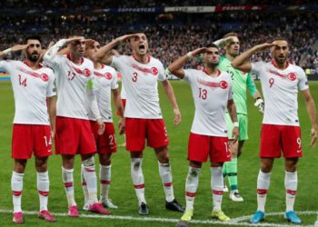 Los jugadores de Turquía saludan después de que Kaan Ayhan celebró su primer gol contra Francia durante su clasificatorio para la Eurocopa 2020 en Saint-Denis, Francia, el 15 de octubre de 2019. REUTERS / Benoit Tessier