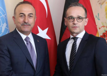 El canciller turco, Mevlut Cavusoglu, y su homólogo alemán, Heiko Maas, se dan la mano en Ankara, Turquía, el 26 de octubre de 2019. REUTERS / Alp Eren Kaya