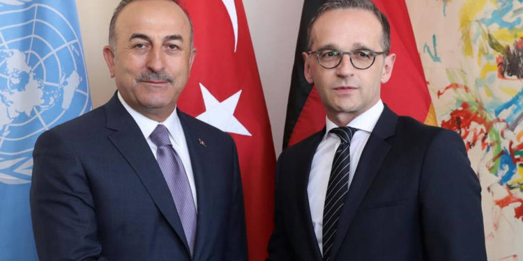 El canciller turco, Mevlut Cavusoglu, y su homólogo alemán, Heiko Maas, se dan la mano en Ankara, Turquía, el 26 de octubre de 2019. REUTERS / Alp Eren Kaya