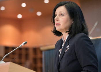 Vera Jourova, Comisionada Europea para Justicia, Consumidores e Igualdad de Género, hablando en el Parlamento Europeo en Bruselas, Bélgica en 2014. (Servicio de Prensa de la Unión Europea a través de JTA)