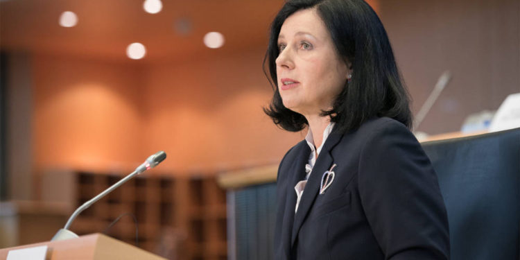Vera Jourova, Comisionada Europea para Justicia, Consumidores e Igualdad de Género, hablando en el Parlamento Europeo en Bruselas, Bélgica en 2014. (Servicio de Prensa de la Unión Europea a través de JTA)