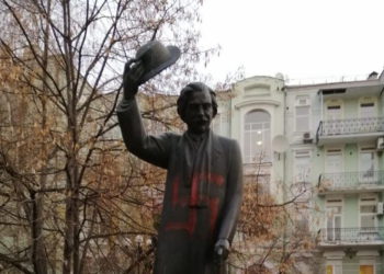 Una estatua del prominente escritor yiddish Sholom Aleijem en Kiev fue encontrada desfigurada por las esvásticas el 25 de noviembre de 2019. (Crédito de la foto: CORTESÍA DE MOSHE REUVEN AZMAN)