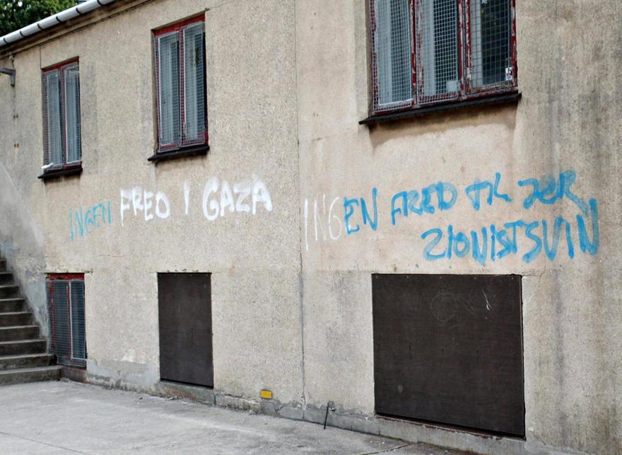 Graffiti antiisraelí embadurnado en la pared de una escuela judía en Dinamarca ( Foto: AFP )