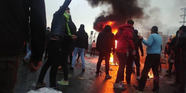 Los manifestantes iraníes bloquearon una carretera durante una manifestación contra un aumento en los precios de la gasolina en la ciudad central de Shiraz. (Foto: AFP)