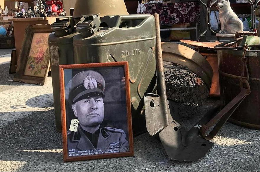 Una imagen de Mussolini a la venta en un mercado en Verona, Italia ( Foto: AP )